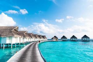 Tropical Maldives Resort hotel e isla con playa y mar para concepto de vacaciones de vacaciones: mejore el estilo de procesamiento de color foto