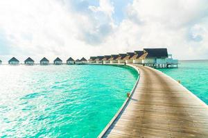 Tropical Maldives Resort hotel e isla con playa y mar para concepto de vacaciones de vacaciones: mejore el estilo de procesamiento de color foto