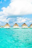 Tropical Maldives Resort hotel e isla con playa y mar para concepto de vacaciones de vacaciones: mejore el estilo de procesamiento de color foto