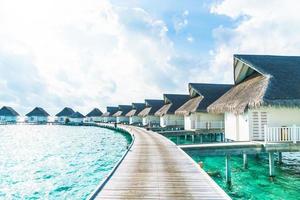 Tropical Maldives Resort hotel e isla con playa y mar para concepto de vacaciones de vacaciones: mejore el estilo de procesamiento de color