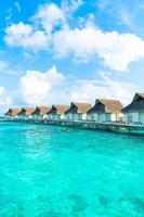 Tropical Maldives Resort hotel e isla con playa y mar para concepto de vacaciones de vacaciones: mejore el estilo de procesamiento de color