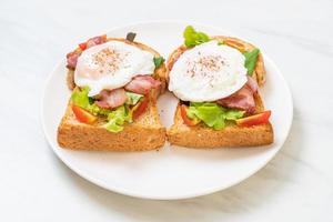 pan integral tostado con verduras, tocino y huevo o benedict de huevo, para el desayuno foto