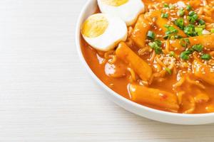 fideos instantáneos coreanos y tteokbokki en salsa picante coreana - rabokki foto