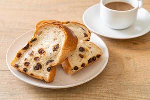 pan de pasas con taza de café para el desayuno foto