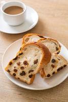 pan de pasas con taza de café para el desayuno foto