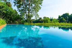 piscina en el jardín con vista al río foto