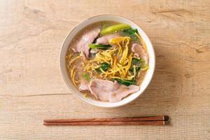 Crispy noodles with Pork in Gravy Sauce photo