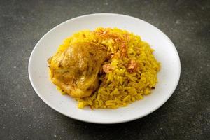 biryani de pollo o arroz al curry y pollo - versión tailandesa-musulmana del biryani indio, con arroz amarillo fragante y pollo foto