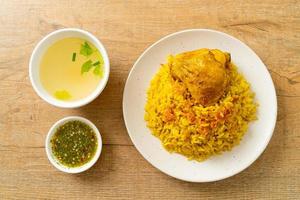 biryani de pollo o arroz al curry y pollo - versión tailandesa-musulmana del biryani indio, con arroz amarillo fragante y pollo foto