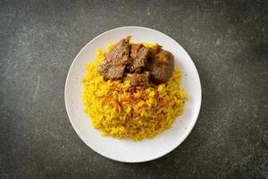 biryani de ternera o arroz al curry y ternera - versión tailandesa-musulmana del biryani indio, con arroz amarillo fragante y ternera foto