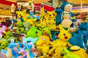 coloridos juguetes de peluche pokemon pikachu en el aeropuerto de bangkok, tailandia. foto