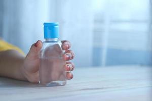Mano de niño usando gel desinfectante para prevenir virus con espacio de copia