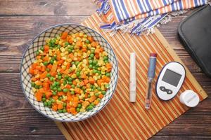 Herramientas de medición para diabéticos y alimentos saludables en la mesa. foto