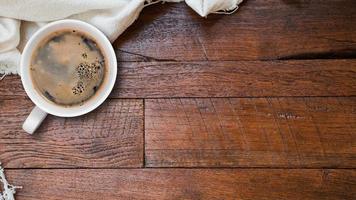 taza de café en la mesa mesa de madera foto