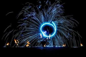 ardientes piezas de un espectáculo de fuego foto