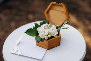 anillos de boda de oro con decoración de boda foto