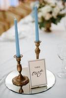 decoración de velas atmosférica con fuego vivo en la mesa del banquete foto