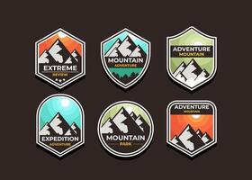 Establecer el logotipo y las insignias de la montaña. un logotipo versátil para su negocio. ilustración vectorial sobre un fondo oscuro vector