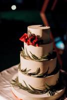 pastel de bodas en la boda de los recién casados foto