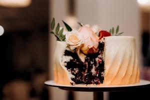 pastel de bodas en la boda de los recién casados foto