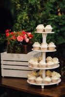 pastel de bodas en la boda de los recién casados foto