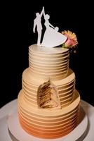 pastel de bodas en la boda de los recién casados foto