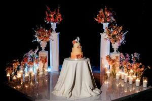 pastel de bodas en la boda de los recién casados foto