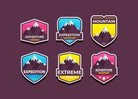 Establecer el logotipo y las insignias de la montaña. un logotipo versátil para su negocio. ilustración vectorial sobre un fondo oscuro vector