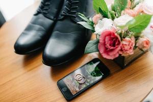 anillos de bodas de oro como atributo de la boda de una pareja joven foto