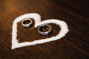 anillos de boda con decoración de boda foto