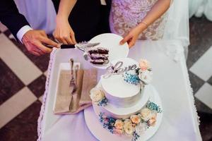 pastel de bodas en la boda de los recién casados foto