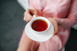 té bebiendo té negro con tazas de porcelana y una tetera foto