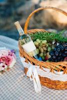 picnic en la naturaleza con una canasta de deliciosos productos foto