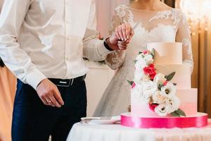 pastel de bodas en la boda de los recién casados foto