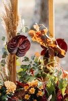 elegantes decoraciones de boda hechas de flores naturales foto