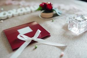 anillos de bodas de oro como atributo de la boda de una pareja joven foto