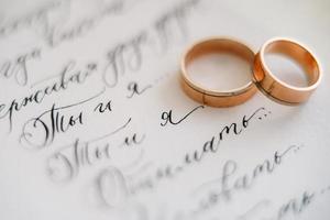 gold wedding rings photo