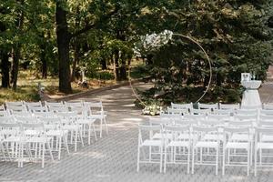 área de ceremonia de boda con un arco circular foto