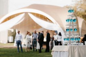 buffet de bienvenida con alcohol y snacks, sándwiches, cupcakes foto