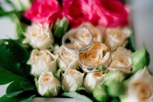 gold wedding rings photo