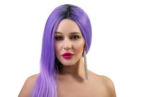 Retrato de una hermosa joven con un elegante maquillaje brillante y una peluca violeta aislado sobre fondo blanco.