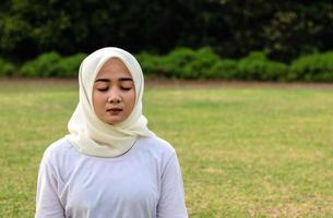 mujeres jóvenes musulmanas hacen yoga en el parque foto