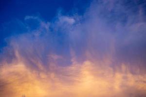 colorido cielo dramático con nubes al atardecer foto