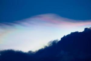 La iridiscencia de la nube, el fenómeno de difracción produce un color muy vivo y hace que la nube brille como una corona. foto