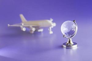 Globo de cristal y modelo de avión, concepto de viaje y globalización.
