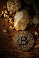 oro bitcoin bitcoin físico criptomoneda y granos de pepita de oro. foto