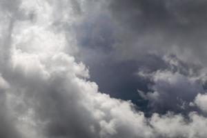 espectacular cielo con nubes tormentosas antes de la lluvia y la tormenta foto