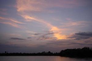 colorido cielo dramático con nubes al atardecer foto