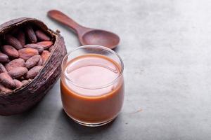 Bebida de cacao con chocolate caliente en taza de vidrio foto