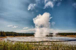 Erupción del viejo géiser fiel en el parque nacional de Yellowstone. foto